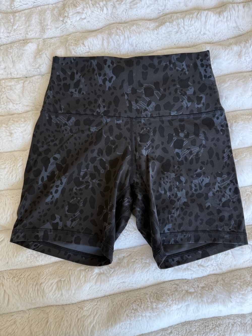 Lululemom high-Rise Black Leopard Print 6in shorts